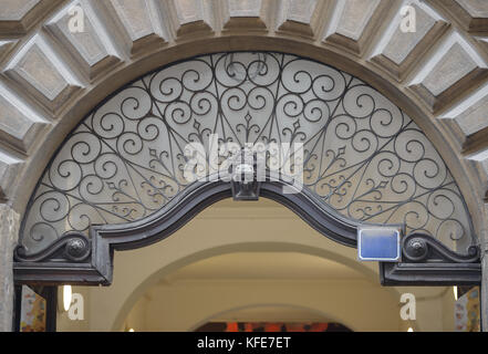 Close-up du verre décoratif et tendance des barres de fer forgé mince en fronton de l'arche immeuble ancien sur rue Zlatnicka à Prague, République tchèque peter trimestre Banque D'Images