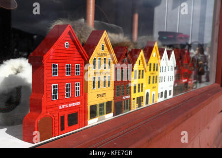 Les modèles en bois des bâtiments à Bryggen, Bergen, Norvège, à l'affiche dans un magasin au Bryggen Banque D'Images