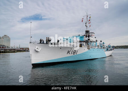 Dernière corvette de classe Flower au monde le NCSM SACKVILLE arrive sur le front de mer pour la saison estivale 2017, Halifax, Nouvelle-Écosse, Canada. Banque D'Images