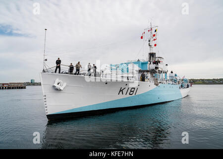 Dernière corvette de classe Flower au monde le NCSM SACKVILLE arrive sur le front de mer pour la saison estivale 2017, Halifax, Nouvelle-Écosse, Canada. Banque D'Images