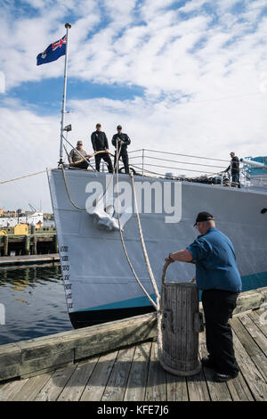 Dernière corvette de classe Flower au monde le NCSM SACKVILLE arrive sur le front de mer pour la saison estivale 2017, Halifax, Nouvelle-Écosse, Canada. Banque D'Images