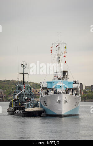 Dernière corvette de classe Flower au monde le NCSM SACKVILLE arrive sur le front de mer pour la saison estivale 2017, Halifax, Nouvelle-Écosse, Canada. Banque D'Images