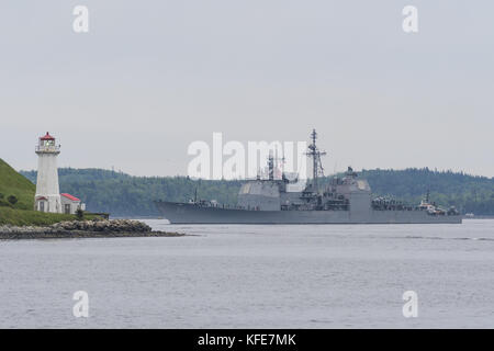 Croisière guidée de missile Aegis USS SAN JACINTO à l'entrée du port de Halifax, Nouvelle-Écosse, Canada. Banque D'Images