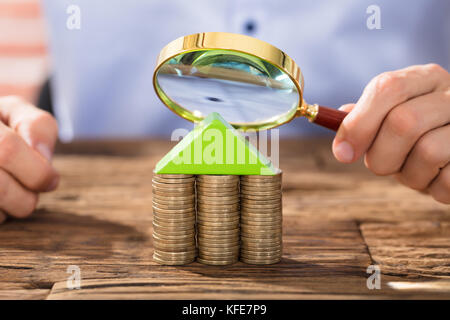 Close-up of a person holding loupe sur la chambre avec coin cheminée Banque D'Images