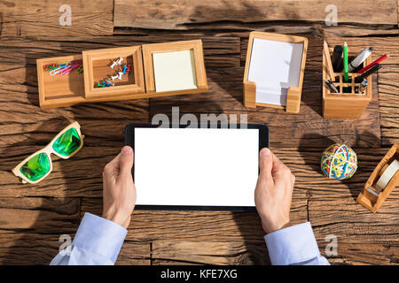 Personne d'affaires holding digital tablet avec écran vide sur le bureau 24 Banque D'Images