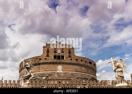 Rome, Italie. Pont et Castel Sant'Angelo et tibre. Construit par l'empereur Hadrien comme mausolée en 123ad, ancien empire romain monument. vatican. Banque D'Images