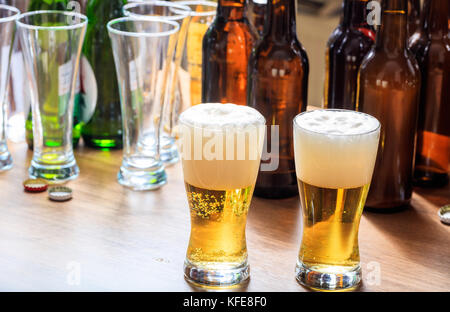 Deux verres de bière sur un compteur pub en bois Banque D'Images