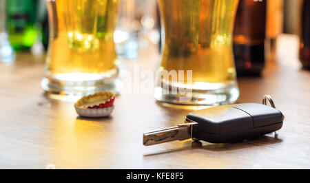 L'alcool au volant. concept clé de voiture sur une table en bois, l'arrière-plan pub Banque D'Images