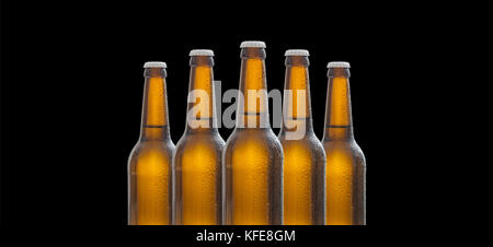 Ensemble de bouteilles de bière non ouvert isolé sur fond noir Banque D'Images