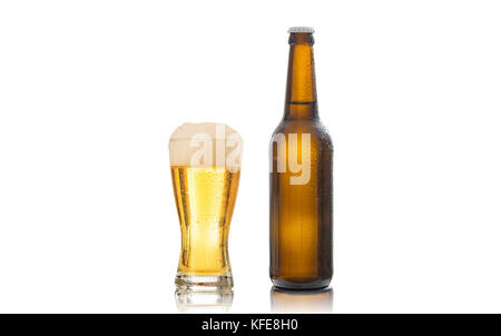 Une bouteille et un verre de bière isolé sur fond blanc Banque D'Images