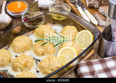 Alimentation boulangerie balles d'émincé de poisson. studio photo Banque D'Images