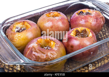 Les pommes avec les raisins secs, cuit au four Banque D'Images