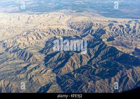 Vue aérienne de la chaîne de montagnes entre San Francisco et Sacramento. Banque D'Images
