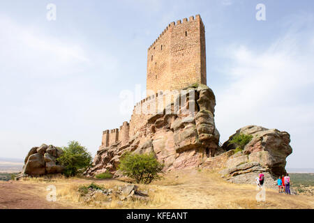 Le Castillo de Zafra, un château du xiie siècle construit sur un affleurement de grès dans la Sierra de Caldereros, Campillo de Dueñas, Castille La Manche, Espagne Banque D'Images