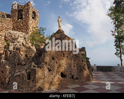 Statue au-dessus de la grotte de la Virgen de la Peña, le saint patron de Mijas, Espagne Banque D'Images