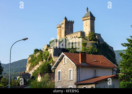 Le château de Foix, un château qui domine la ville de Foix dans le département français de l'Ariège Banque D'Images