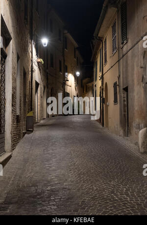 Corinaldo (Ancona, marche, Italie) : la ville historique à la rue le soir. Banque D'Images