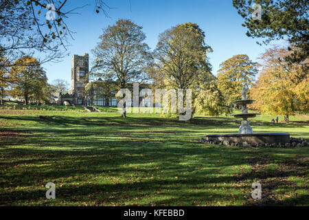 L'une des fontaines, récemment restauré, dans dans le parc du château de Cliffe, musée de Keighley, West Yorkshire Banque D'Images