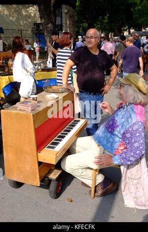 Un vieil homme joue du piano a la la marche au Puces, marché aux puces aux portes de Vanves à Paris Banque D'Images