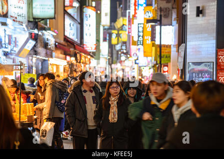 Séoul, Corée du Sud - 31 décembre 2016 - la foule de personnes qui anime l'une des principales rues de Séoul pendant la saison de vacances Banque D'Images