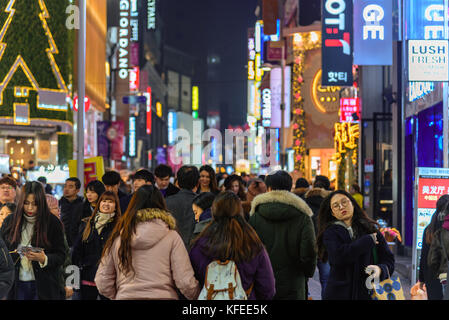 Séoul, Corée du Sud - 31 décembre 2016 - la foule de personnes qui anime l'une des principales rues de Séoul pendant la saison de vacances Banque D'Images