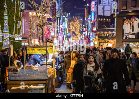 Séoul, Corée du Sud - 31 décembre 2016 - la foule de personnes qui anime l'une des principales rues de Séoul pendant la saison de vacances Banque D'Images