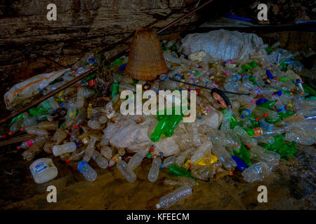 Dehradun, INDE - 07 novembre 2015 : déchets avec des bouteilles en plastique, des paniers, des sacs dans tapkeshwar mahadev temple en Inde Banque D'Images