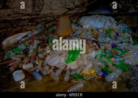 Dehradun, INDE - 07 novembre 2015 : déchets avec des bouteilles en plastique, des paniers, des sacs dans tapkeshwar mahadev temple en Inde Banque D'Images