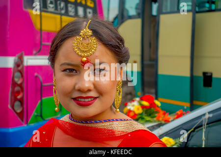 POKHARA, NÉPAL 10 OCTOBRE 2017 : Portrait d'une belle femme portant des vêtements et des bijoux typiques de la célébration du désherbage au Népal Banque D'Images