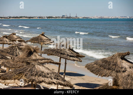 Plage tunisienne avec parasols, ciel bleu Banque D'Images