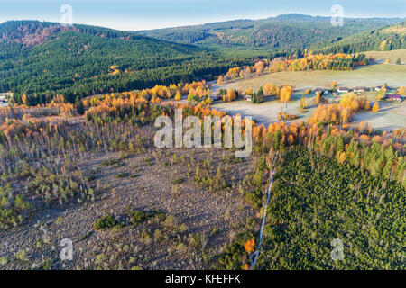 Vue aérienne sur la forêt. l'automne en couleur magnifiquement sumava, arbres en automne, vue aérienne de la forêt sur le sud près de Sumava national p chalupska Moor. Banque D'Images