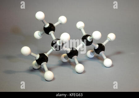Molécule modèle de pentane ('isohexane') avec une seule chaîne ramifiée ch3 sur le deuxième atome de carbone. Banque D'Images