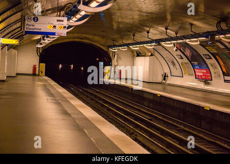 PARIS, FRANCE - JUIN 2014 : tunnel sur la station de métro à Paris Banque D'Images