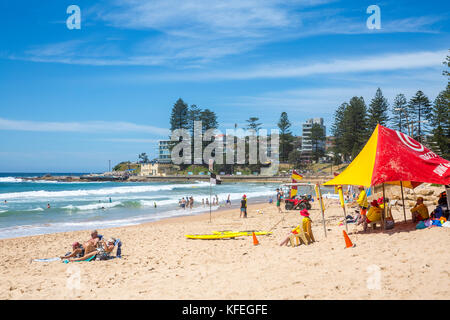 Pourquoi Dee beach sur plages du nord de Sydney et de sauveteurs et de l'équipement de sauvetage de surf,drapeaux Sydney, Australie Banque D'Images