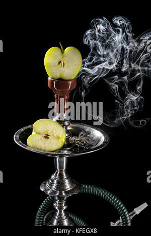 Fumer le narguilé avec tête de fruits sur fond sombre Banque D'Images