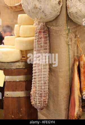 Salami long pendaison et de fromage dans le magasin de produits typiques italiens Banque D'Images