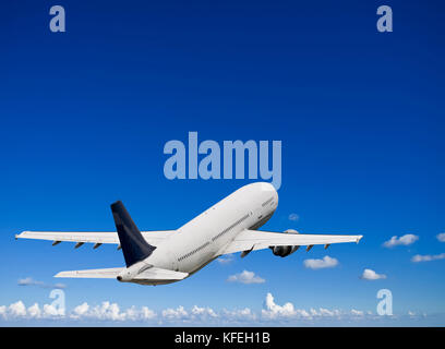 Avion de ligne civil sur un ciel bleu profond avec un peu de nuage Banque D'Images