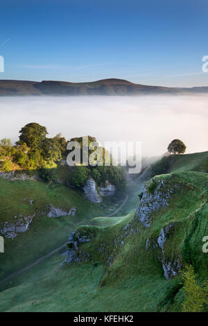 Matin brumeux Dale ; Cave ; Derbyshire, Royaume-Uni Banque D'Images