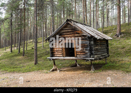 Sami traditionnels de stockage et d'habitation hut en Laponie,Finlande. Banque D'Images