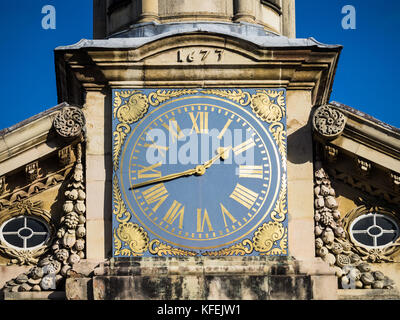 L'horloge dans la cour avant d'Emmanuel College, qui fait partie de l'Université de Cambridge, Royaume-Uni. Le collège a été fondé en 1584. Architecte : Wren Banque D'Images