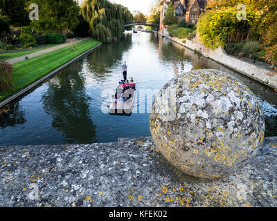 Cambridge - Tourisme touristes punt sur la rivière Cam au crépuscule - vue de Clare College Bridge Banque D'Images