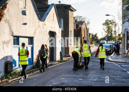 Les élèves participant à une collecte de fonds de roulement de barillet charity event pour Fuller's Griffin Brewery à Chiswick, Londres, Royaume-Uni. Banque D'Images