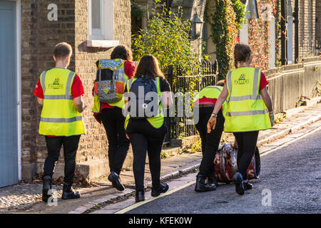 Les élèves participant à une collecte de fonds de roulement de barillet charity event pour Fuller's Griffin Brewery à Chiswick, Londres, Royaume-Uni. Banque D'Images