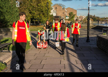 Les élèves participant à une collecte de fonds de roulement de barillet charity event pour Fuller's Griffin Brewery à Chiswick, Londres, Royaume-Uni. Banque D'Images