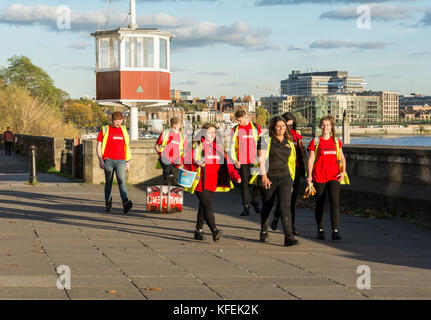 Les élèves participant à une collecte de fonds de roulement de barillet charity event pour Fuller's Griffin Brewery à Chiswick, Londres, Royaume-Uni. Banque D'Images