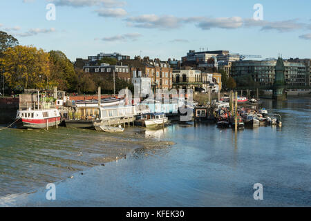 Péniche amarrée sur la Tamise à Hammersmith, Furnival Gardens, Hammersmith, Londres, Angleterre,ROYAUME-UNI Banque D'Images