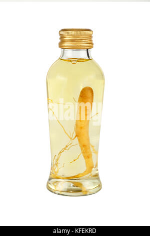 Close up d'un bocal en verre bouteille de liqueur d'extraction de racine de ginseng essence avec golden cap, isolé sur fond blanc, low angle view Banque D'Images