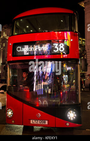 Un bus Routemaster reflétant les lumières de la courbe panneaux publicitaires sur Piccadilly Circus Banque D'Images