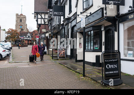Avis de High Street, Pinner, Middlesex, England, United Kingdom. Banque D'Images