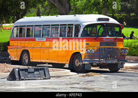 L'ancien bus de Malte, qui est maintenant une chose du passé et considéré avec une profonde nostalgie Banque D'Images